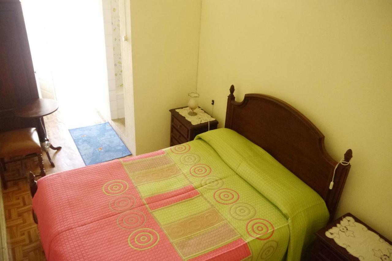 Quarto Duplo com Chuveiro Privado e WC Partilhado